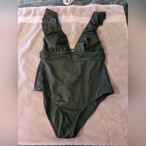 NWOT Women's one piece ruffle swimsuit Size XL (14)